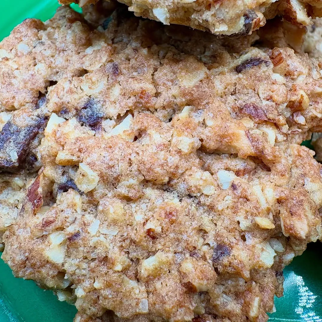 Ciasteczka owsiane z czekoladą i orzechami – chrupiące i domowe