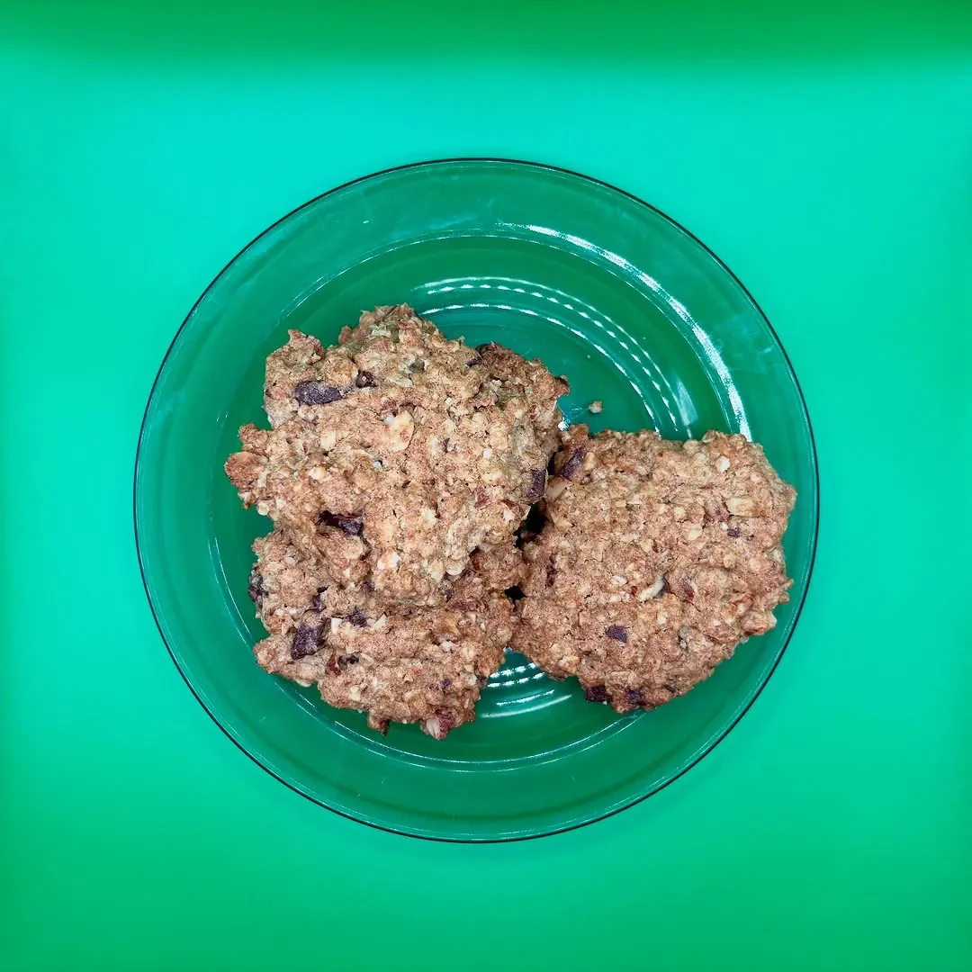 Ciasteczka owsiane z czekoladą i orzechami – chrupiące i domowe