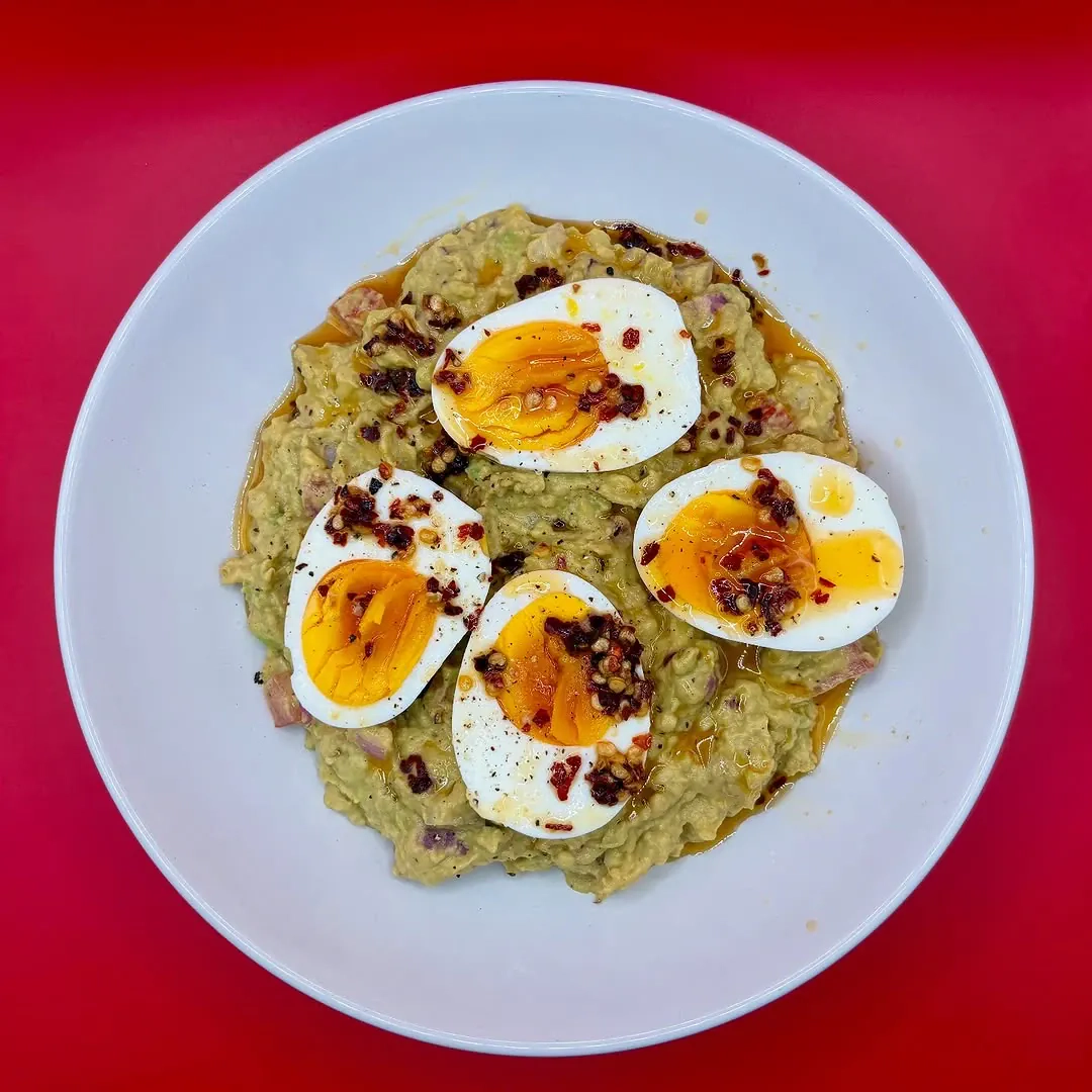 Pasta z awokado z jajkiem i pikantną oliwą