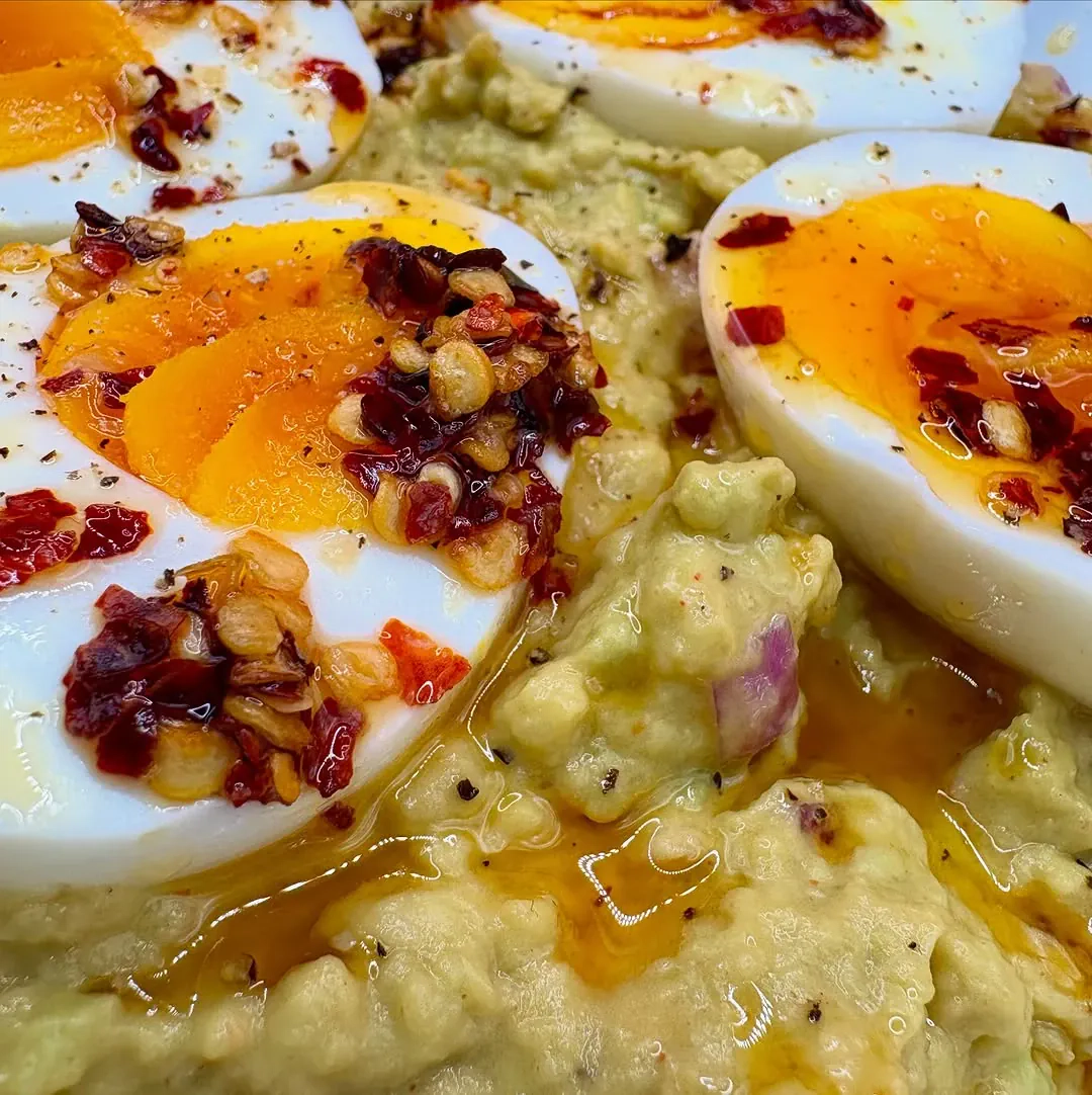 Pasta z awokado z jajkiem i pikantną oliwą