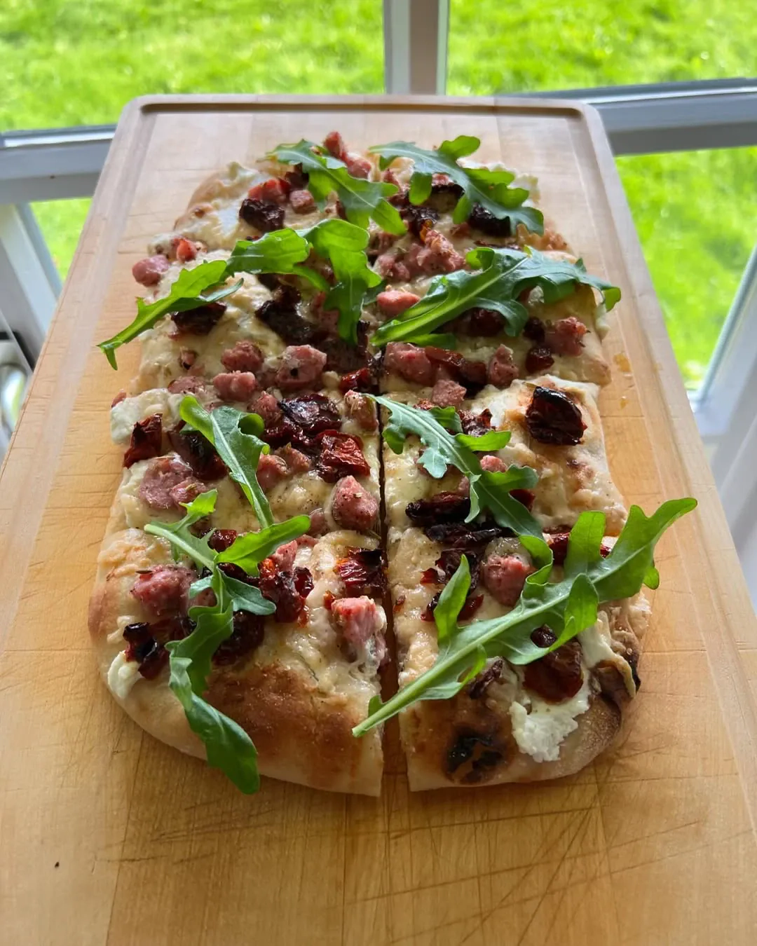 Pinsa mit Ricotta, Salsiccia und getrockneten Tomaten