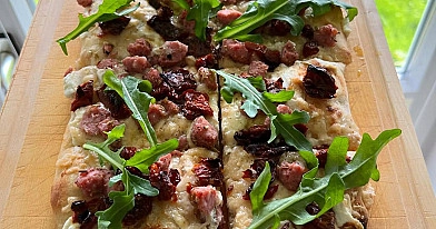 Pinsa mit Ricotta, Salsiccia und getrockneten Tomaten