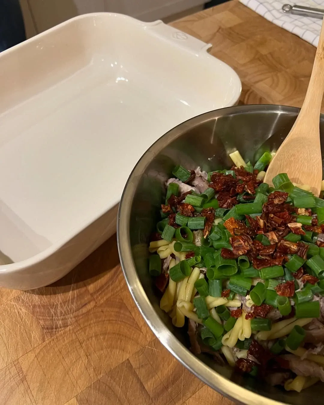 Nudelauflauf mit Kaninchenresten und Frühlingsgemüse