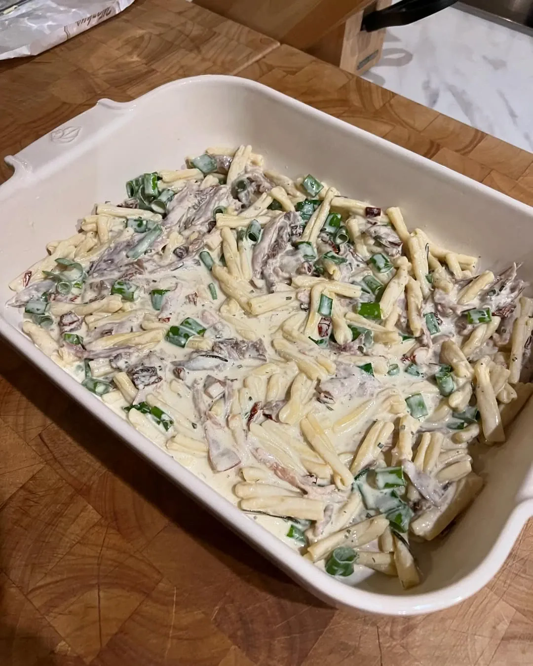 Nudelauflauf mit Kaninchenresten und Frühlingsgemüse