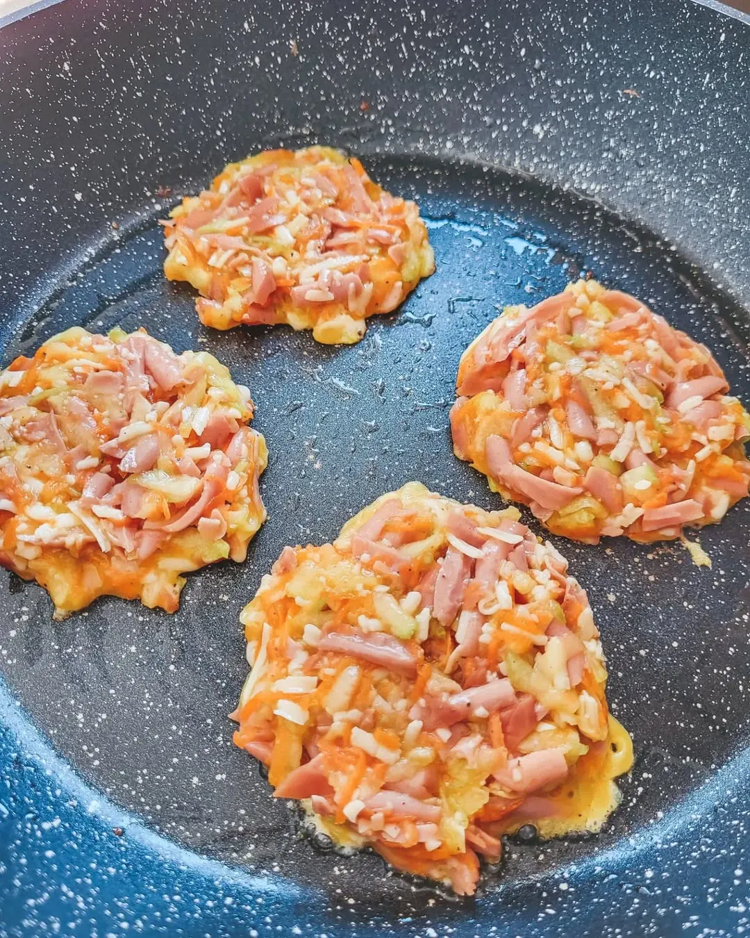 Cukinijų blynai su dešrelėmis