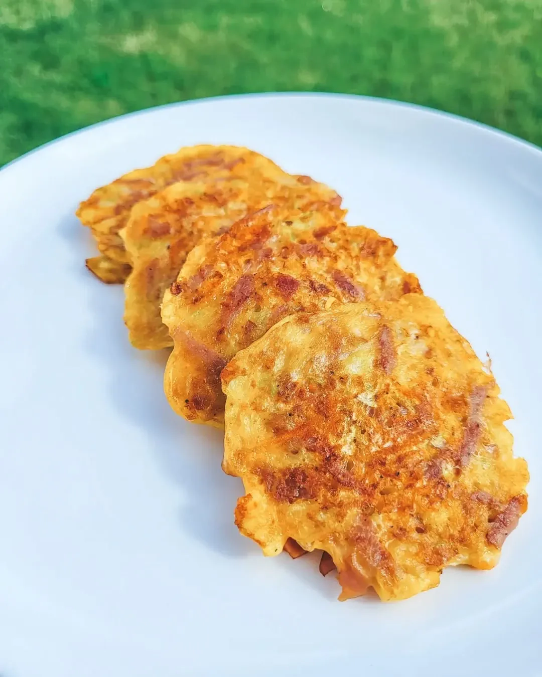 Cukinijų blynai su dešrelėmis