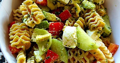 Pilngraudu makaronu salāti ar fetas sieru, avokado un pesto