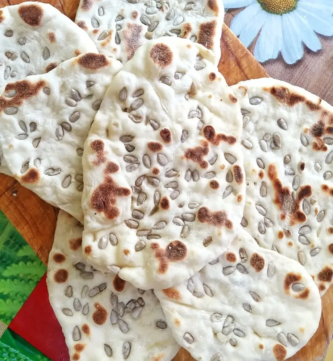 Chlebki naan z jogurtem i pestkami słonecznika