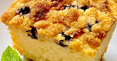 Ciasto z jagodami i kruszonką na maślance – puszyste i wilgotne