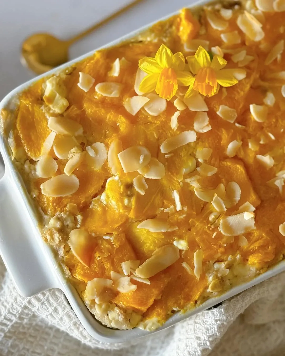 Pieczona owsianka z serkiem wiejskim i mango - zdrowe śniadanie bez cukru