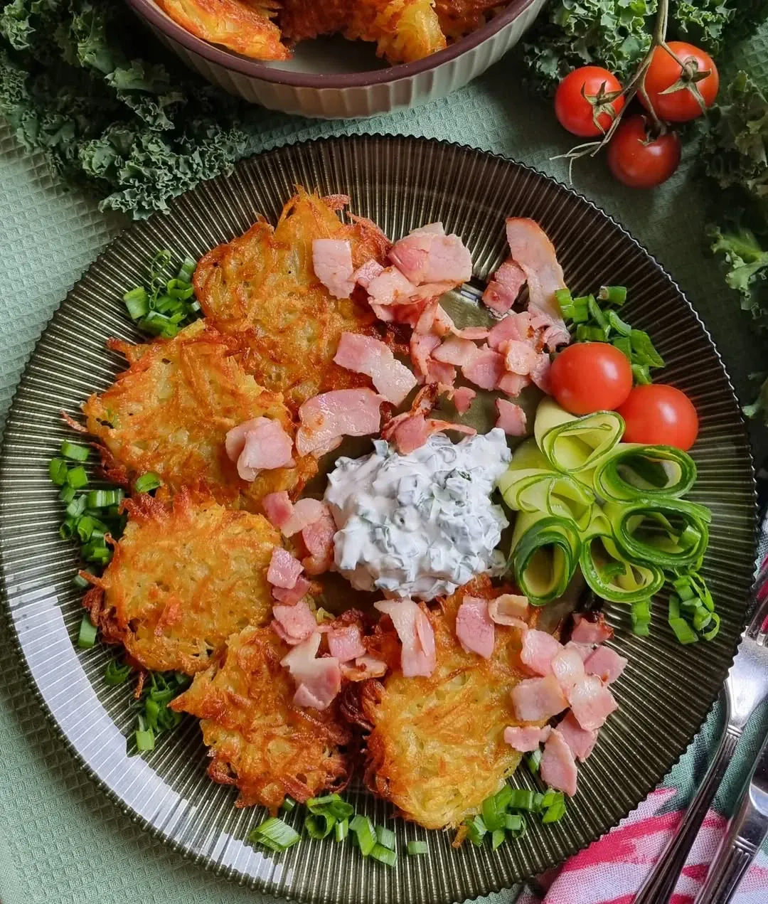 Kartupeļu pankūkas ar bekonu un skābo krējumu