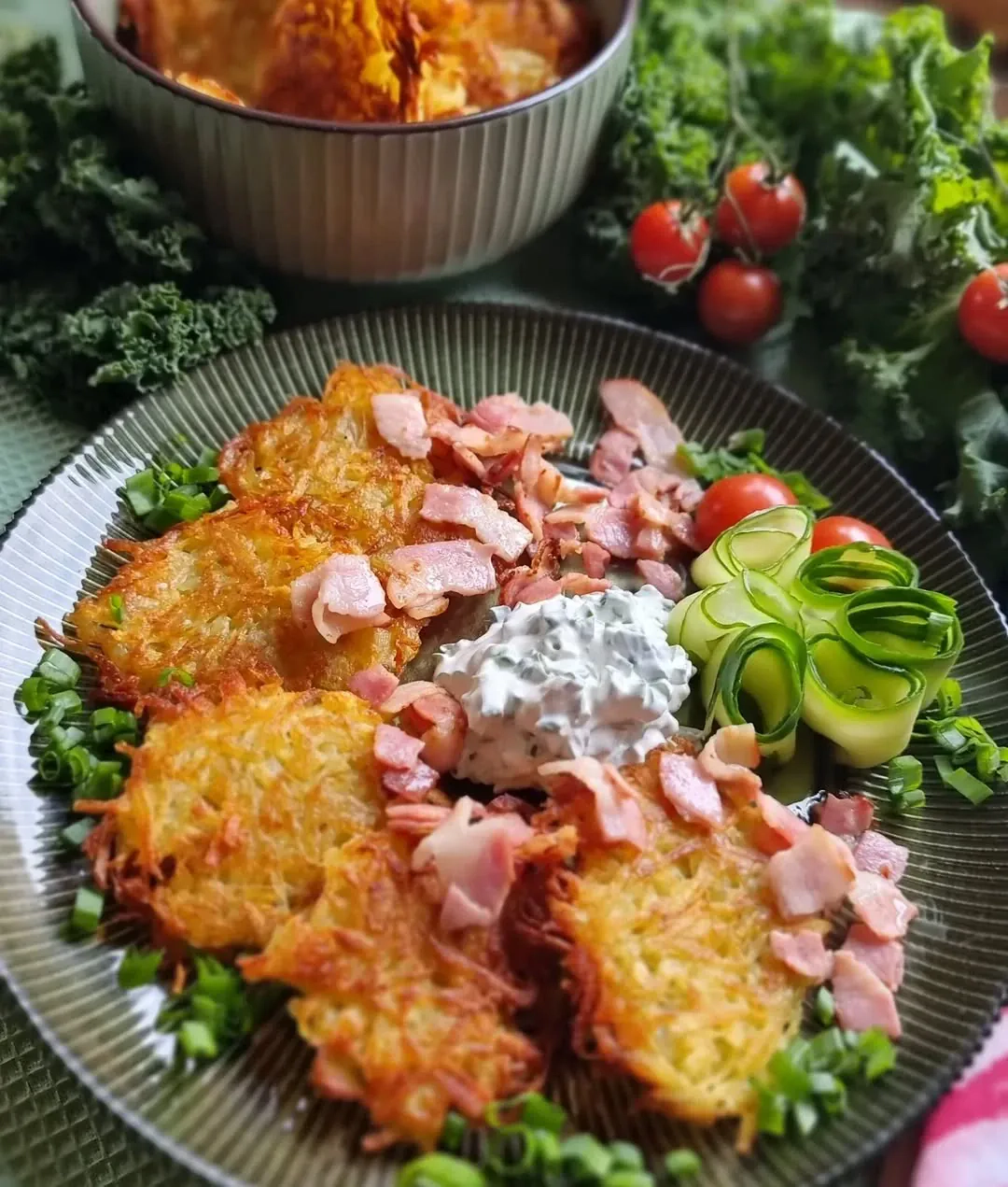 Kartupeļu pankūkas ar bekonu un skābo krējumu