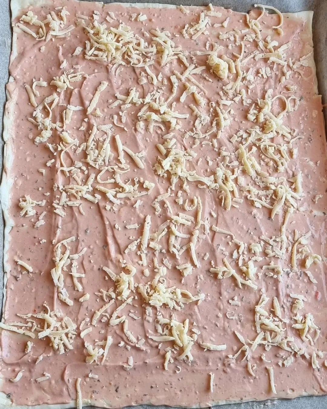 Pica ar dārzeņiem un siera maisījumu