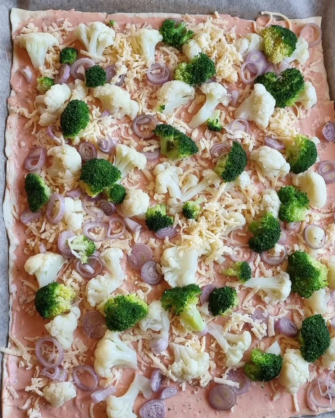 Pica ar dārzeņiem un siera maisījumu