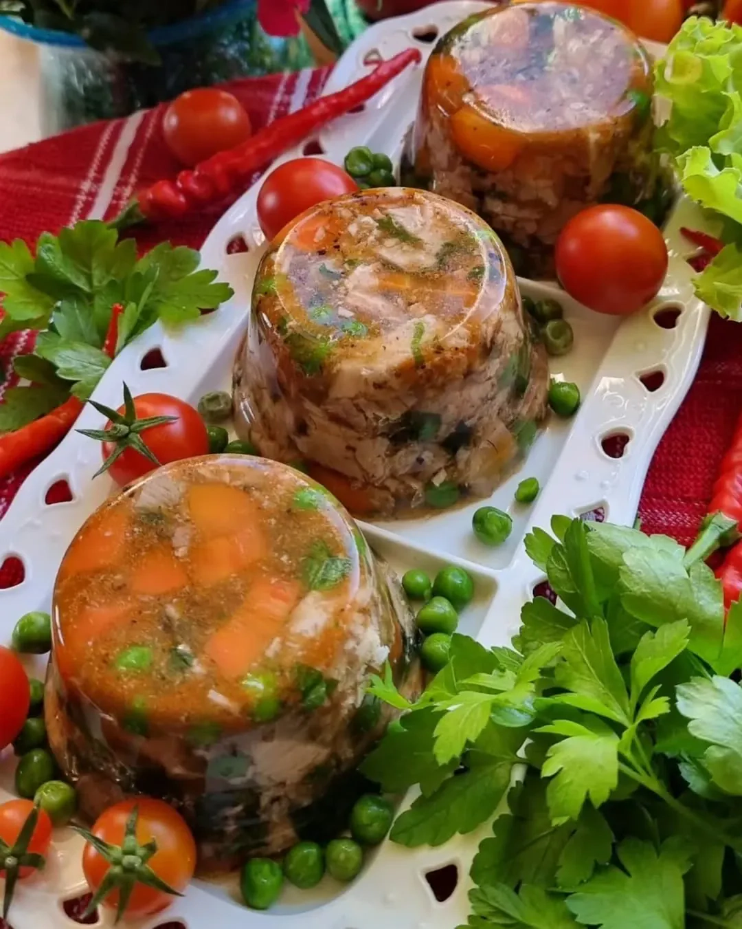 Cūkgaļas aukstā gaļa pikantā buljona želejā