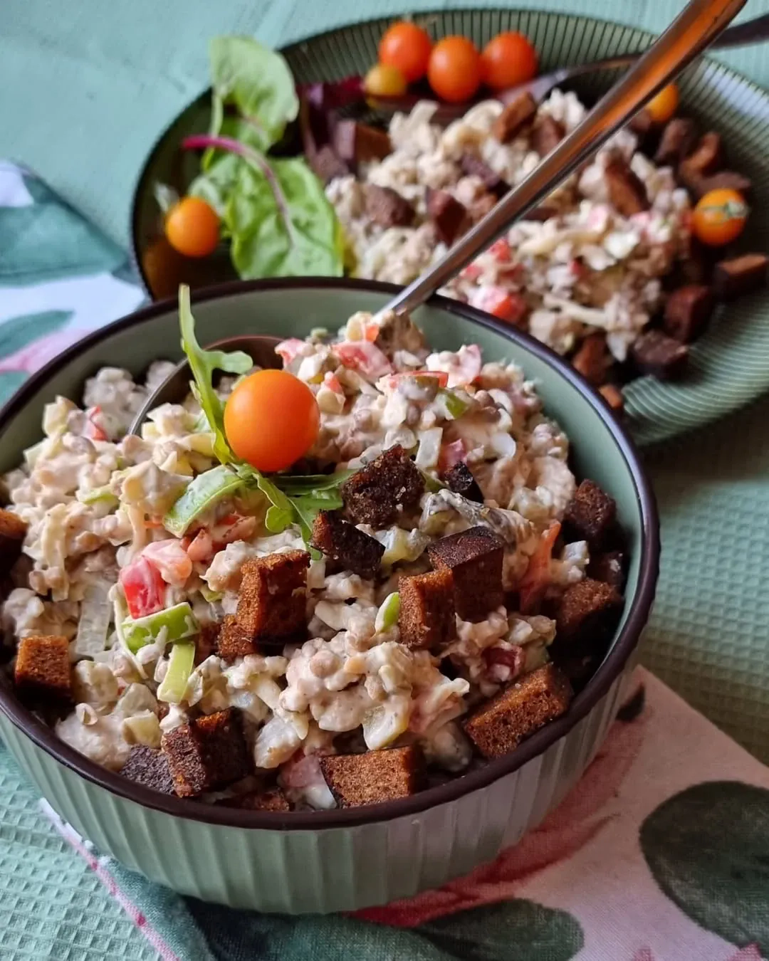 Vistas salāti ar lēcām un grauzdiņiem