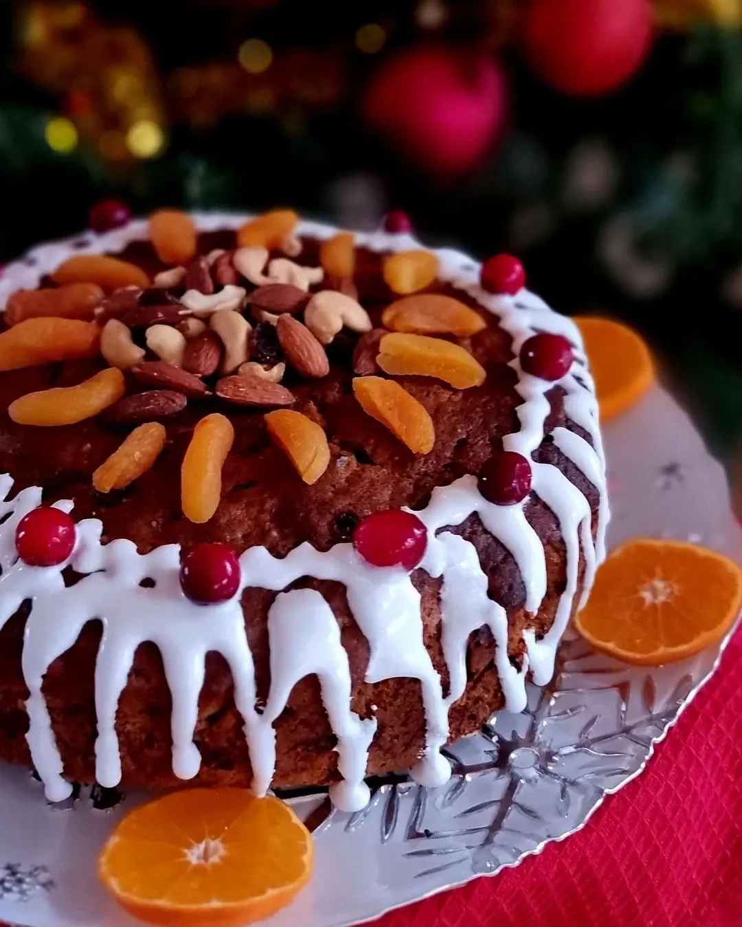 Ziemassvētku augļu kēkss ar riekstiem un piparkūku garšvielām