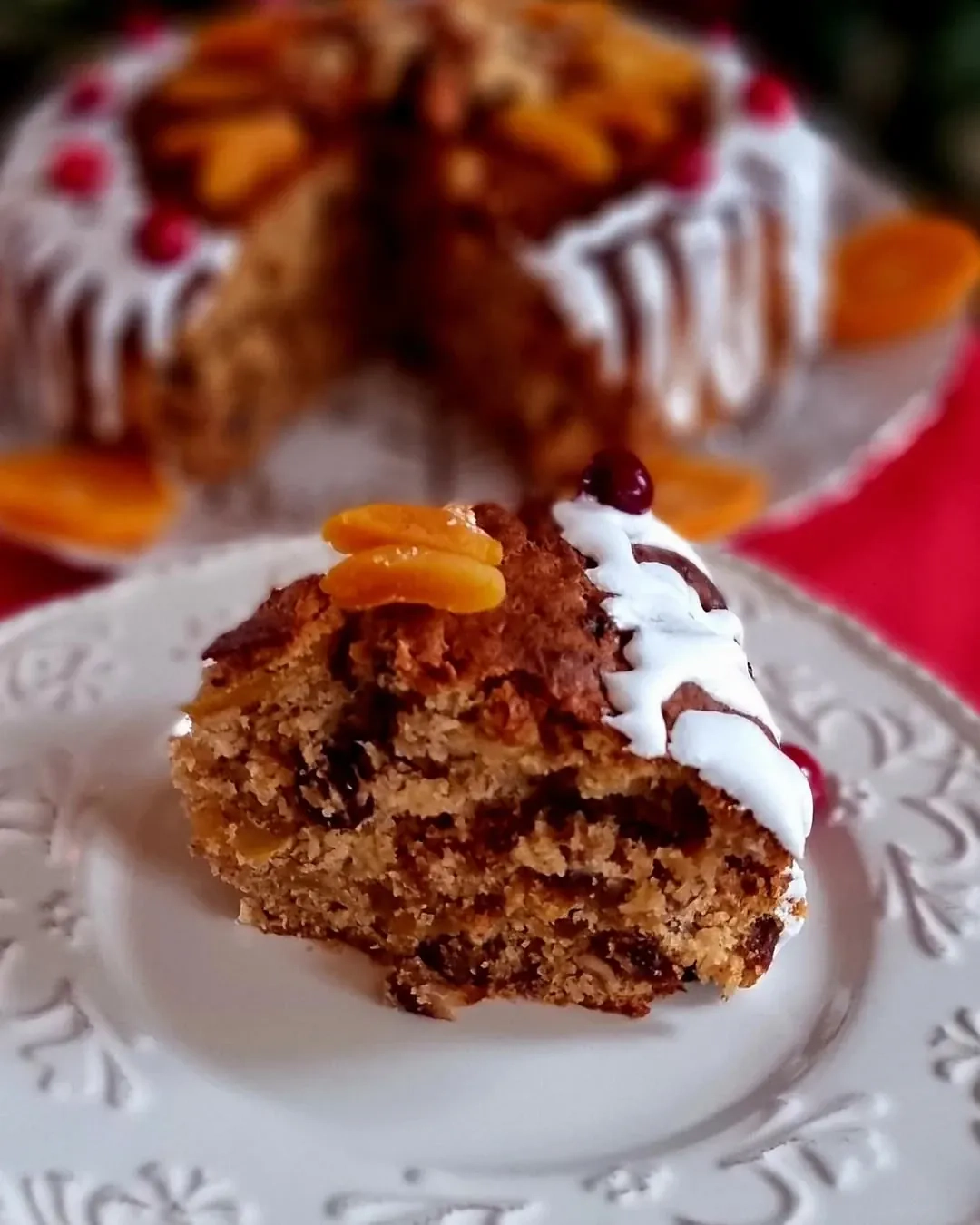 Ziemassvētku augļu kēkss ar riekstiem un piparkūku garšvielām