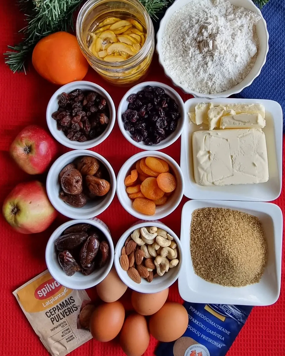 Ziemassvētku augļu kēkss ar riekstiem un piparkūku garšvielām