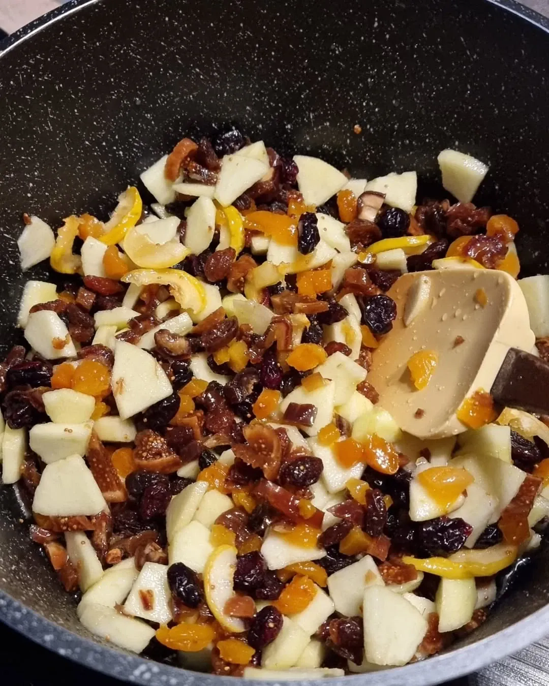 Ziemassvētku augļu kēkss ar riekstiem un piparkūku garšvielām