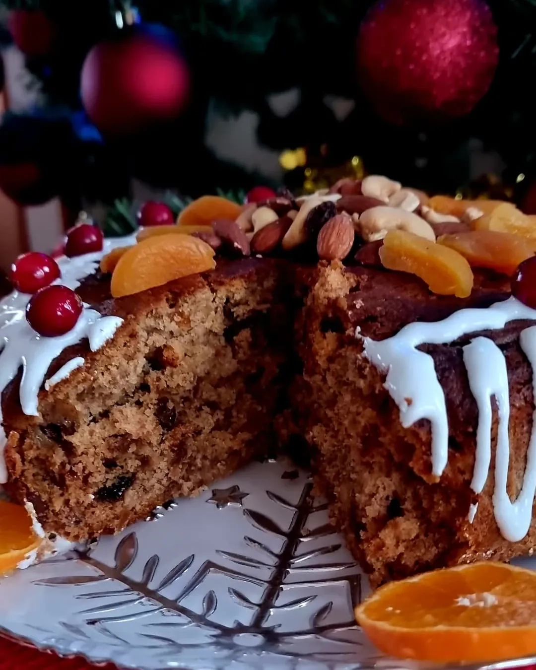 Ziemassvētku augļu kēkss ar riekstiem un piparkūku garšvielām