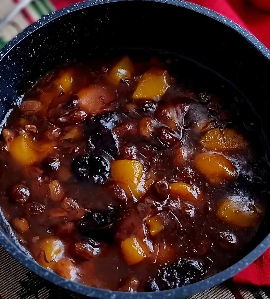 Žāvētu augļu ķīselis ar ābolu sulu un garšvielām