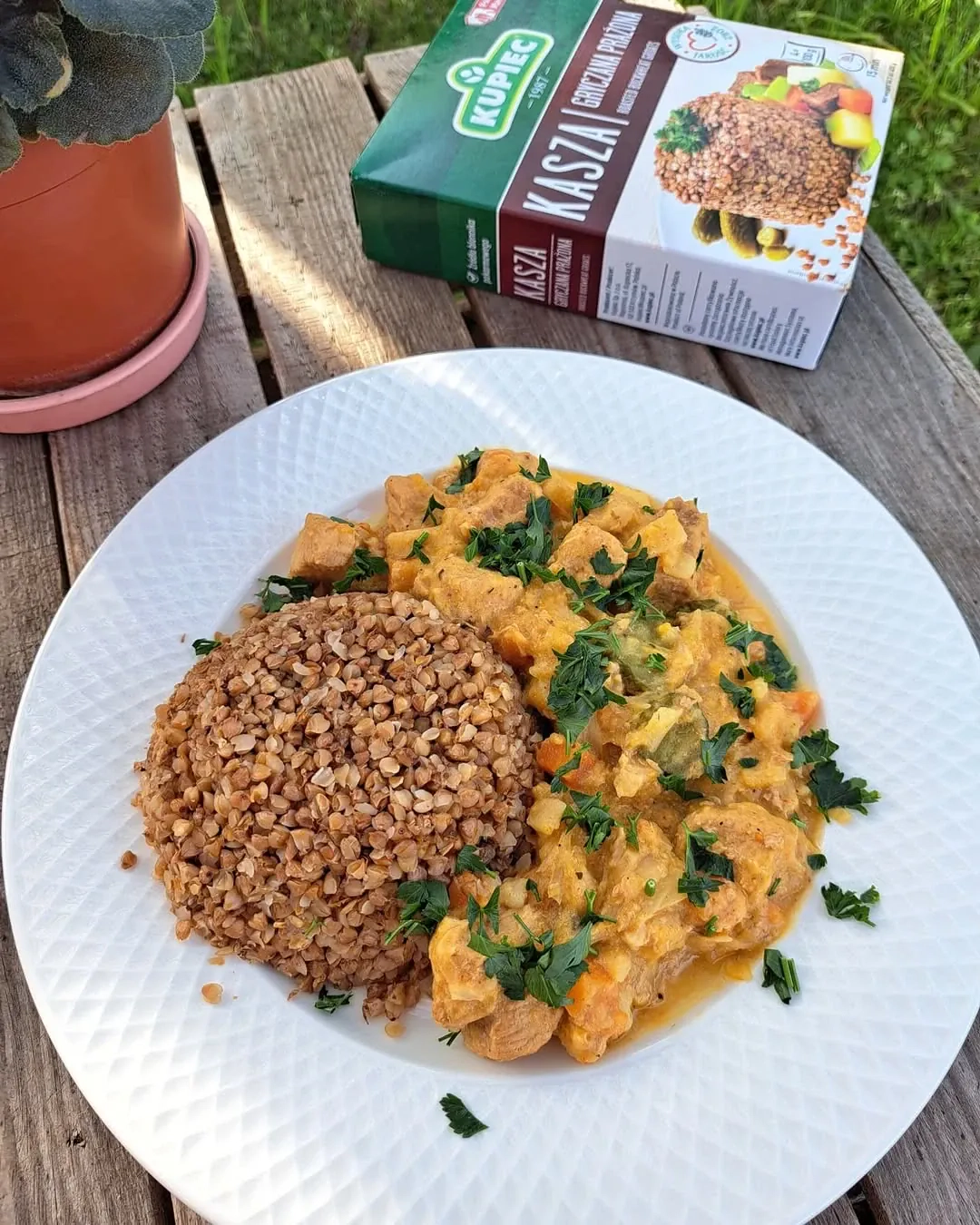 Gulasz po mazursku z kaszą gryczaną i warzywami