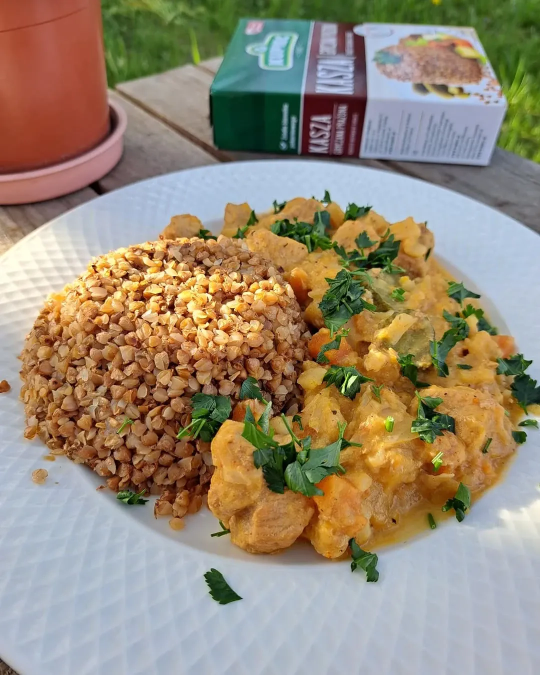 Gulasz po mazursku z kaszą gryczaną i warzywami