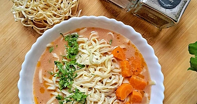 Zupa pomidorowa z domowym makaronem