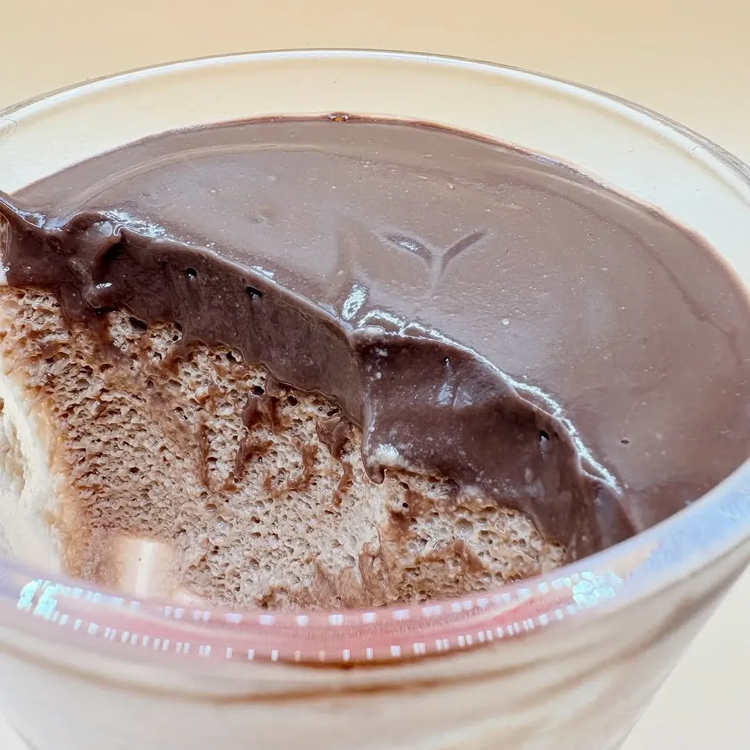 Michałkowa pianka z galaretką, skyr i czekoladową polewą