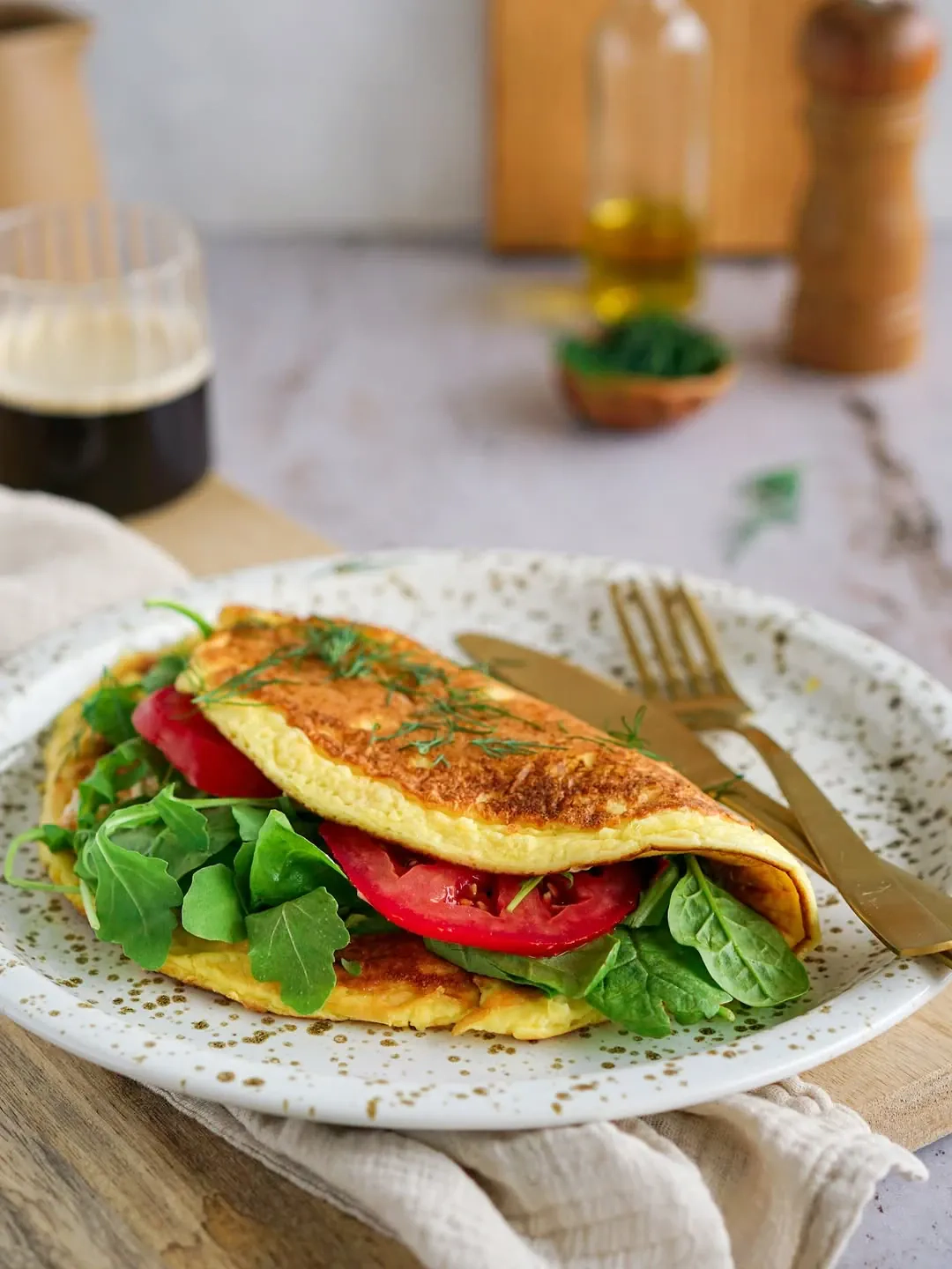 Omlet z serka wiejskiego z łososiem i warzywami