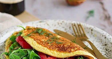 Omlet z serka wiejskiego z łososiem i warzywami