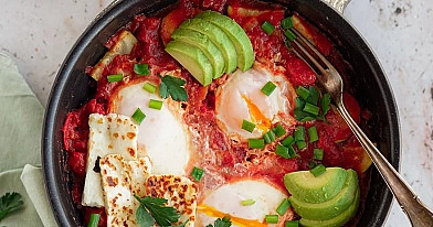 Szakszuka z cukinią, halloumi i awokado