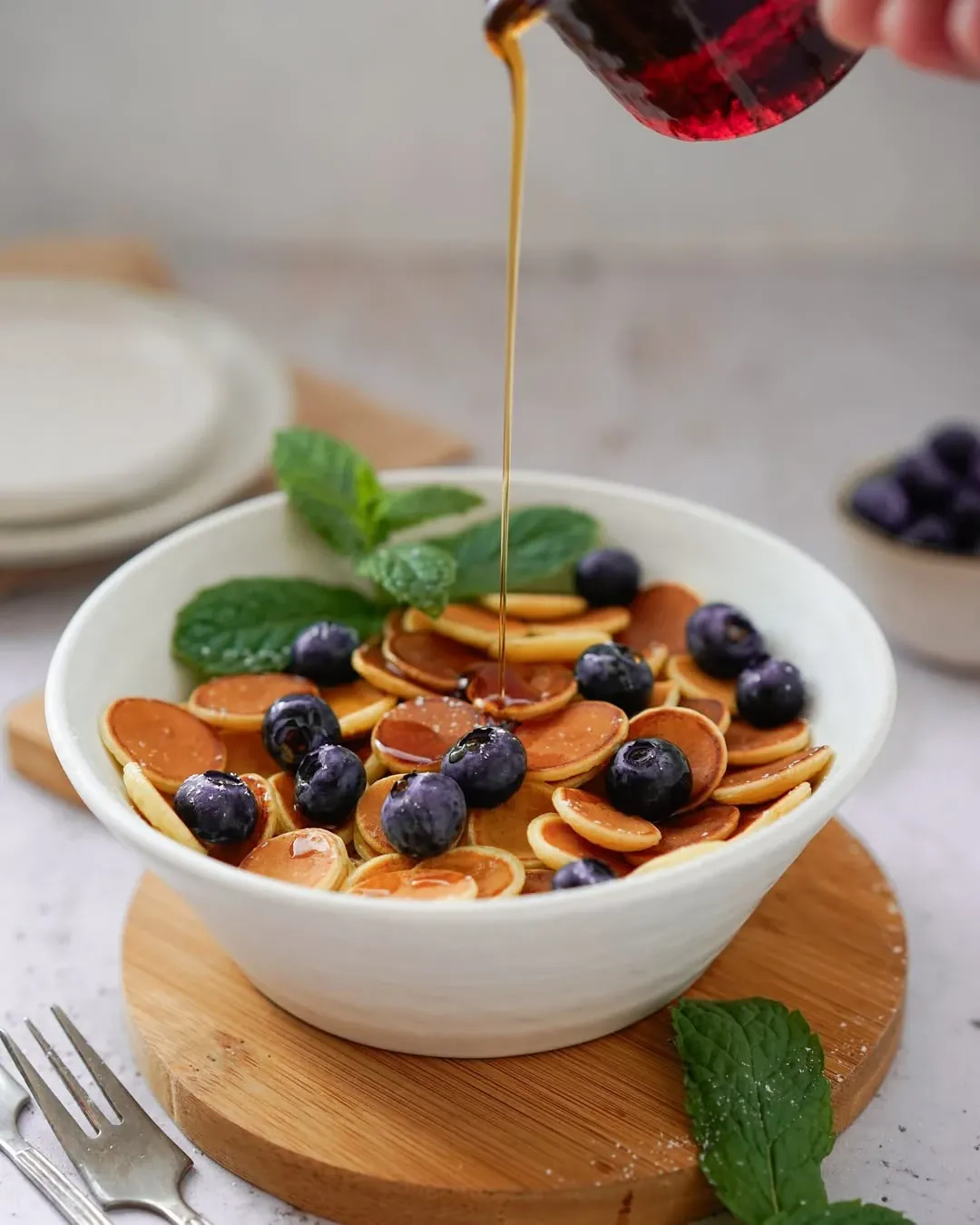 Mini pancakes - puszyste placuszki śniadaniowe z syropem klonowym i owocami