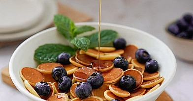 Mini pancakes - puszyste placuszki śniadaniowe z syropem klonowym i owocami