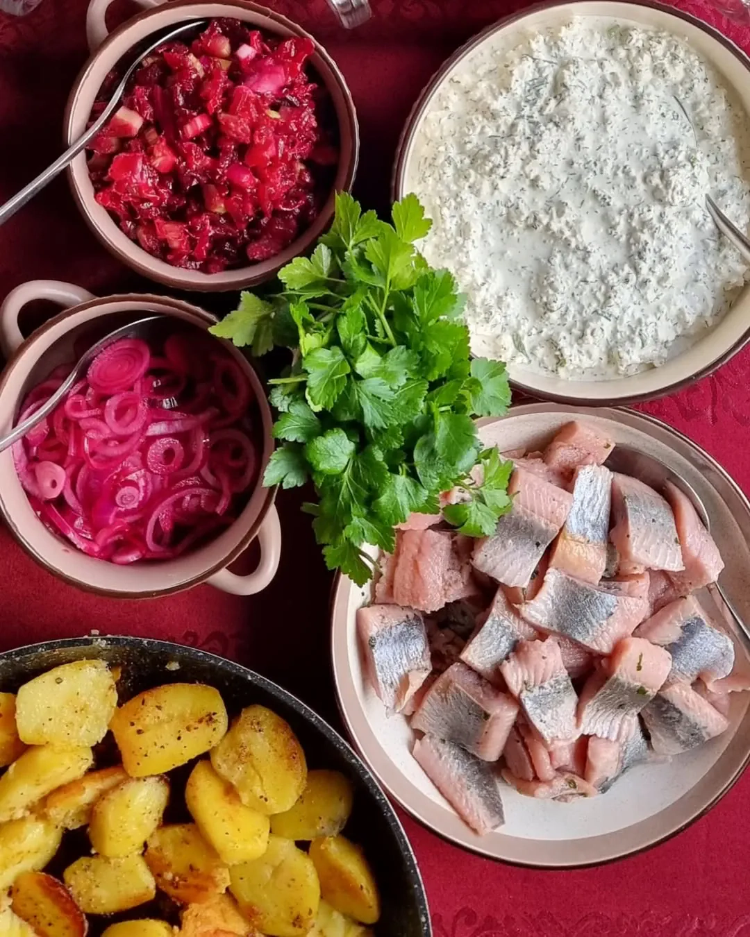 Rupjmaizes kārtojums ar dzērvenēm un siļķe ar biezpienu svētku galdam