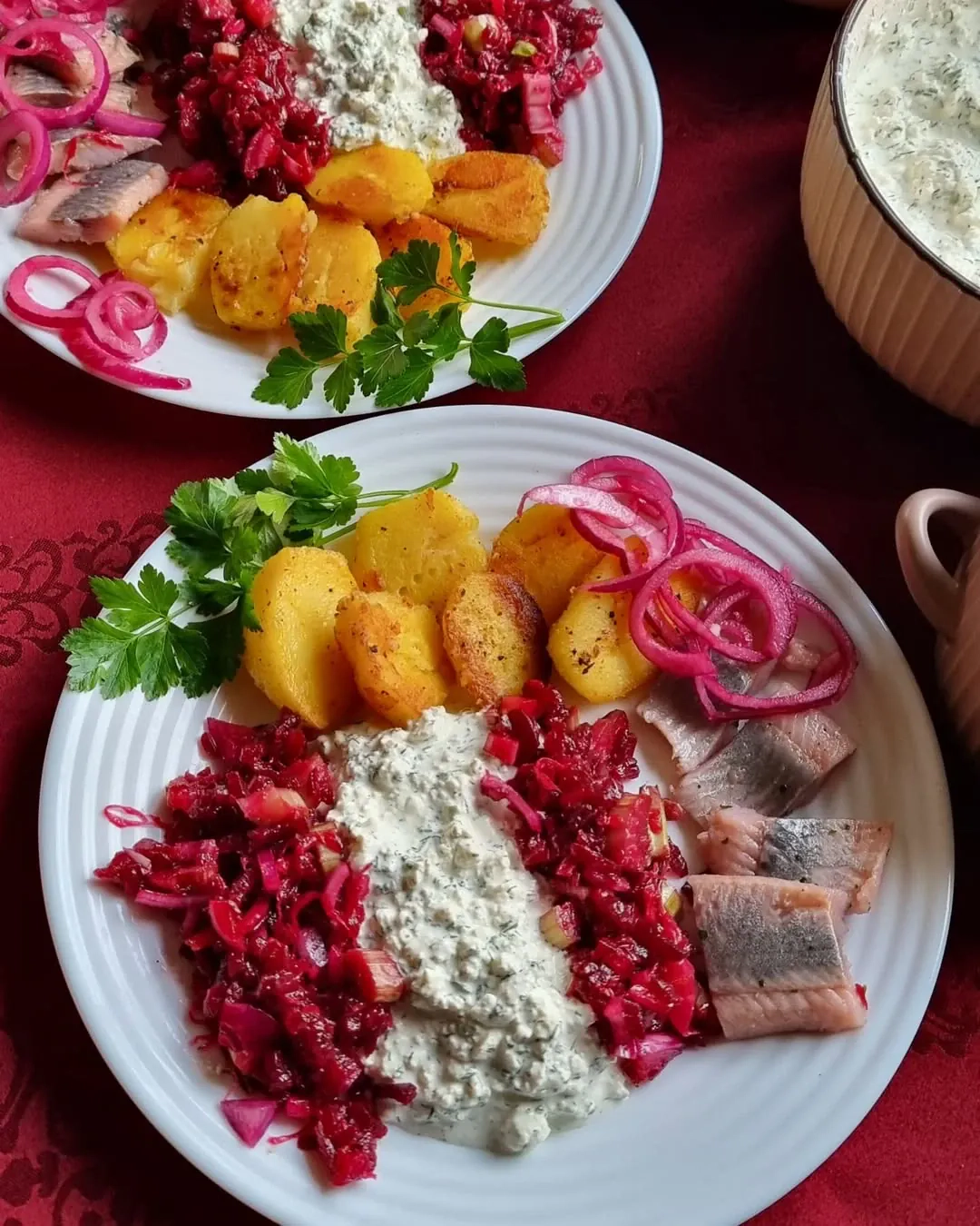 Rupjmaizes kārtojums ar dzērvenēm un siļķe ar biezpienu svētku galdam