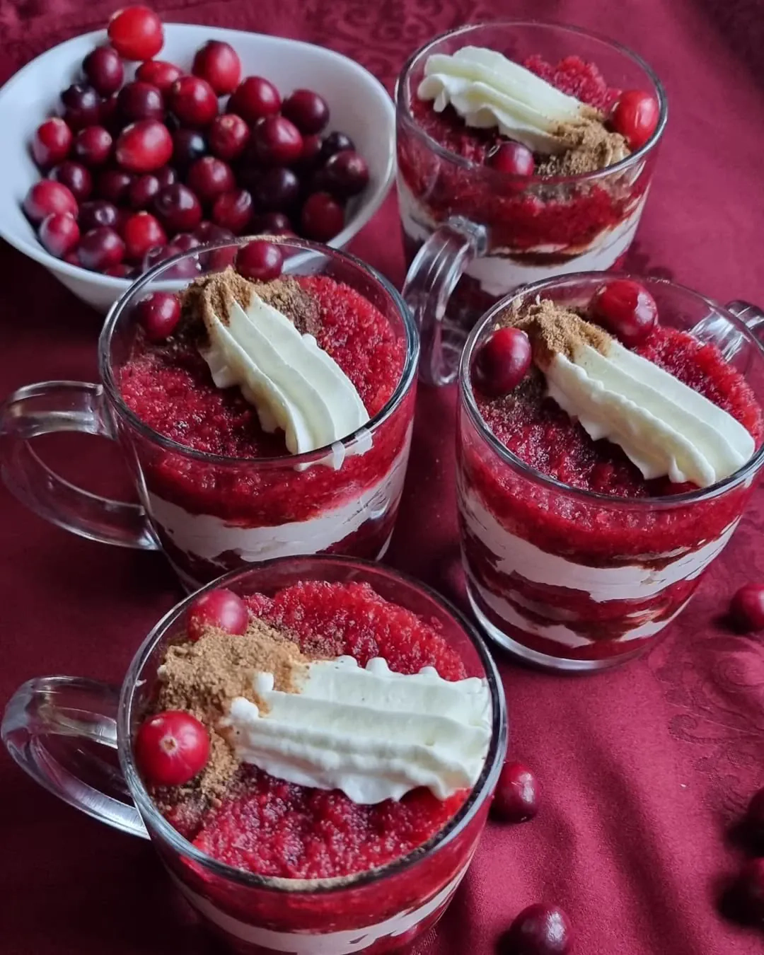 Rupjmaizes kārtojums ar dzērvenēm un siļķe ar biezpienu svētku galdam