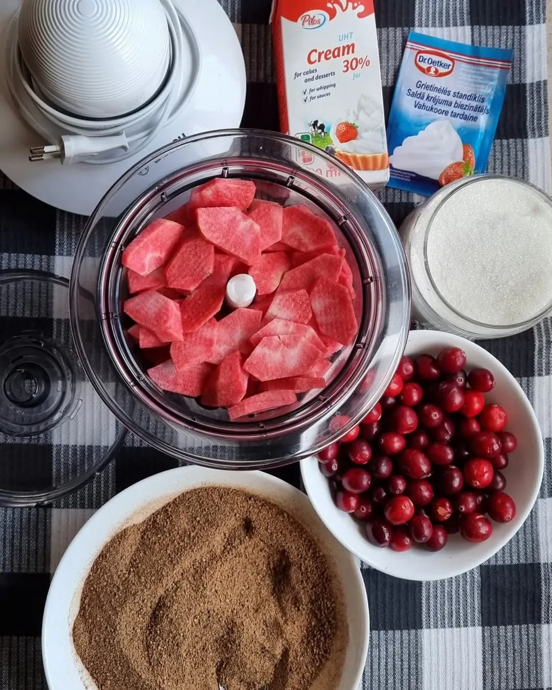 Rupjmaizes kārtojums ar dzērvenēm un siļķe ar biezpienu svētku galdam