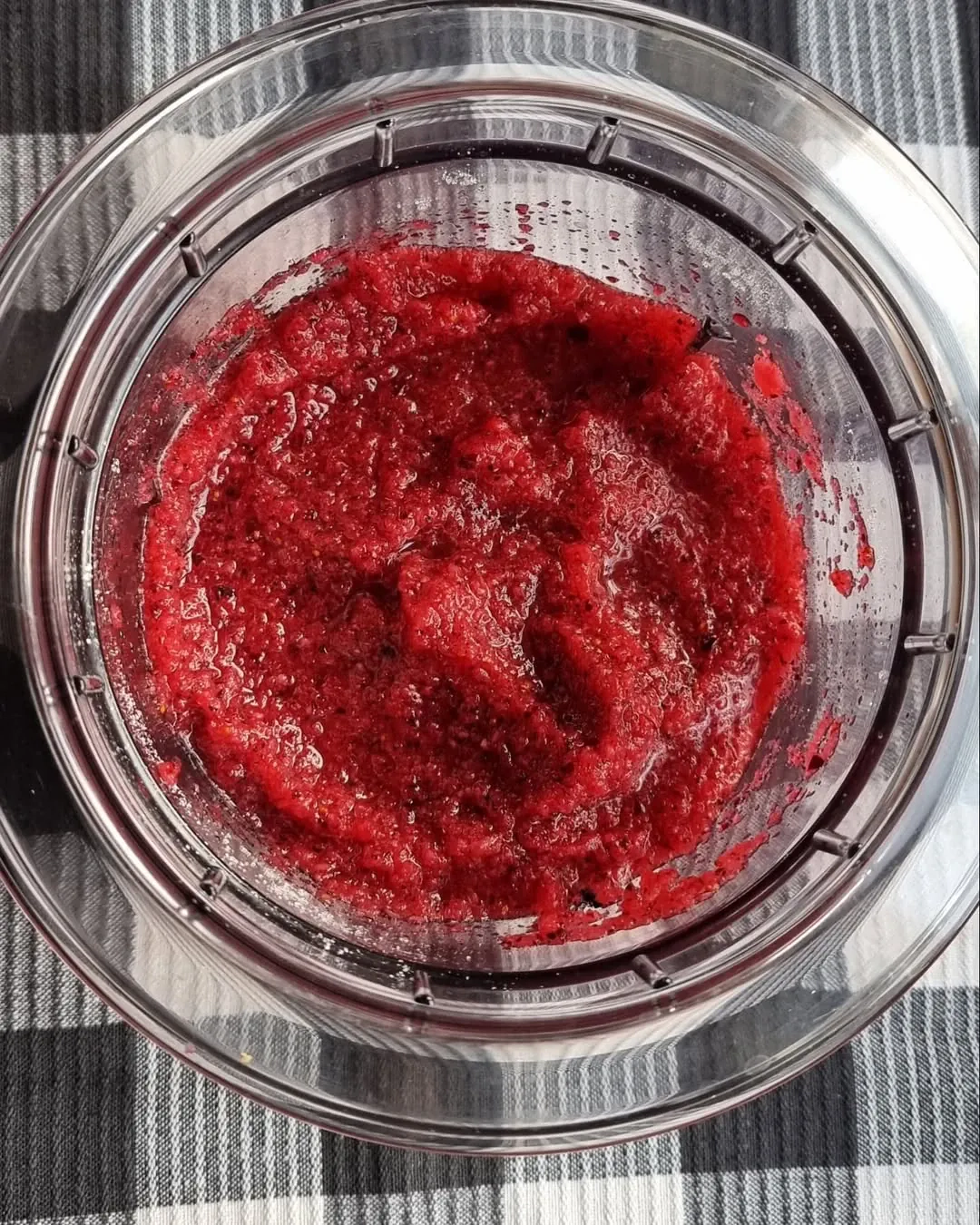 Rupjmaizes kārtojums ar dzērvenēm un siļķe ar biezpienu svētku galdam