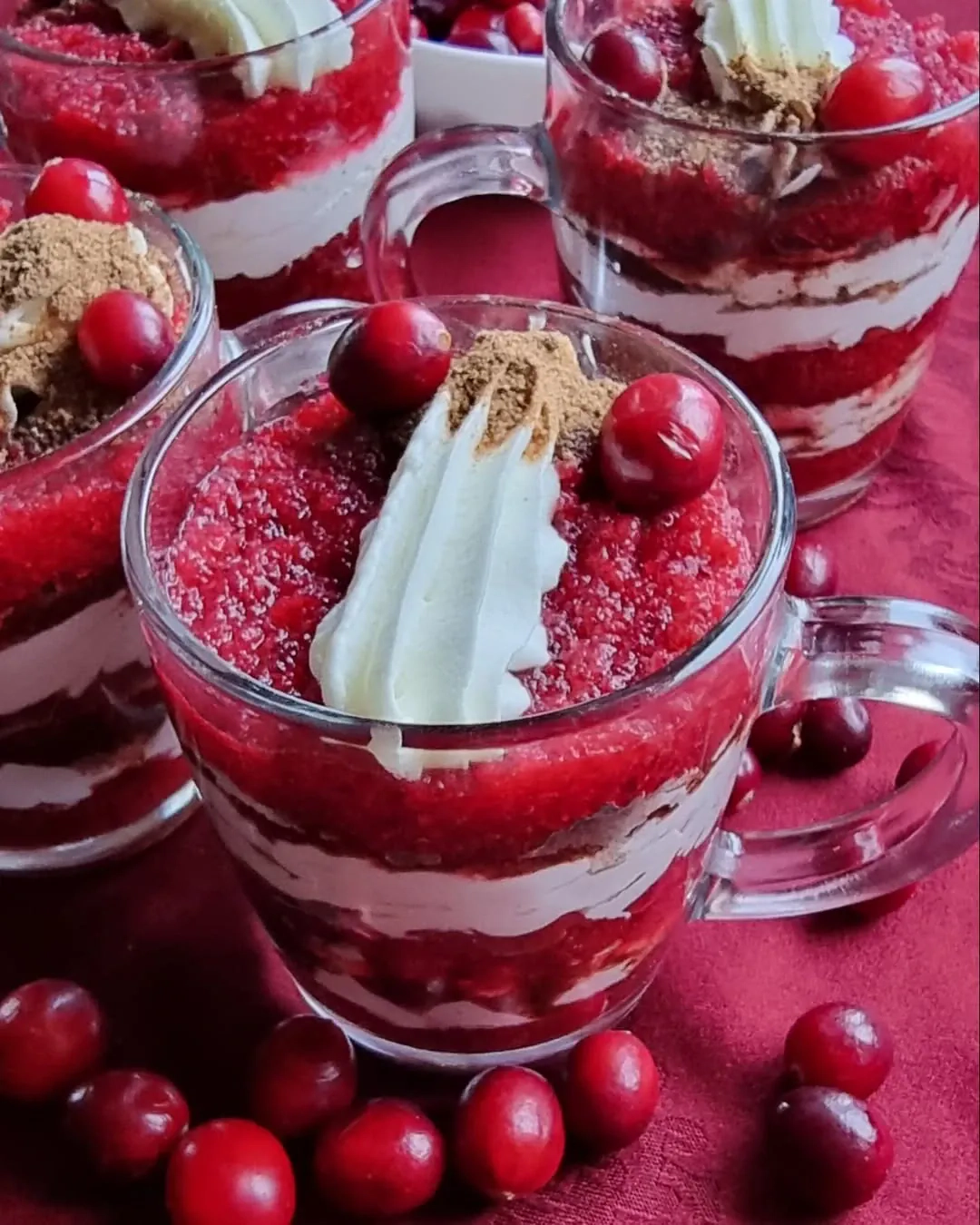 Rupjmaizes kārtojums ar dzērvenēm un siļķe ar biezpienu svētku galdam