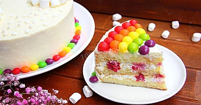 Tort tęczowy z mascarpone