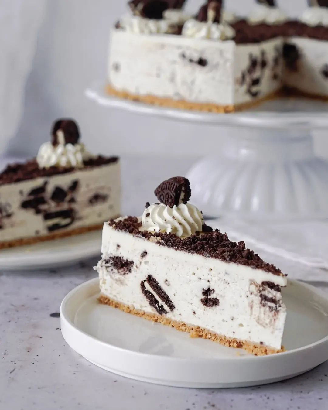 Sernik Oreo na zimno z bitą śmietaną i polewą śmietanową