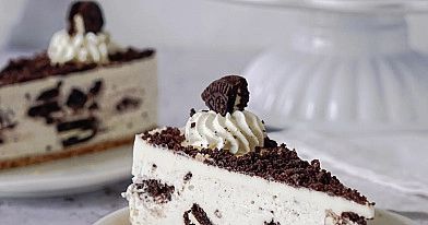 Sernik Oreo na zimno z bitą śmietaną i polewą śmietanową