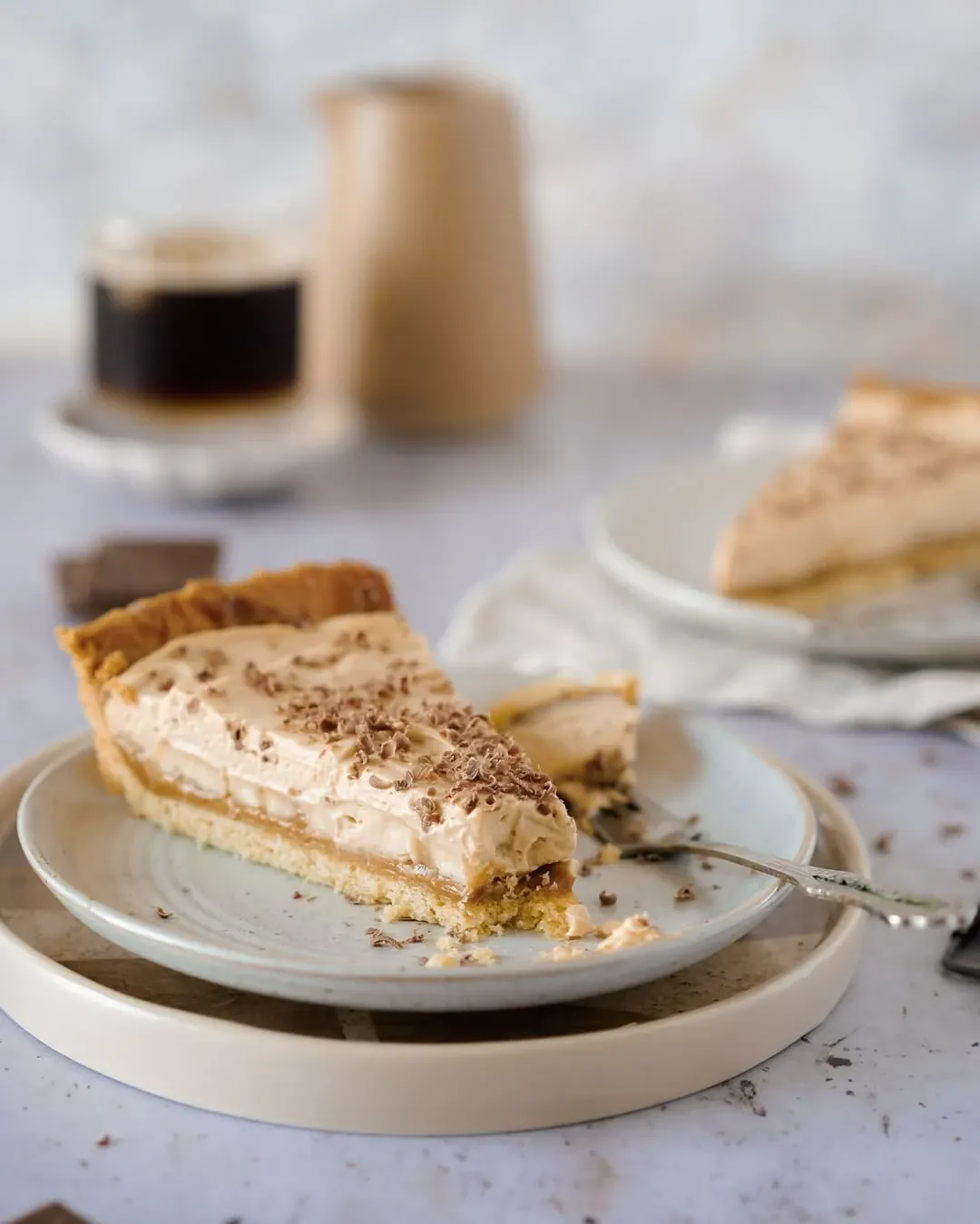 Tarta banoffee na kruchym spodzie z kajmakiem, bananami i kremem