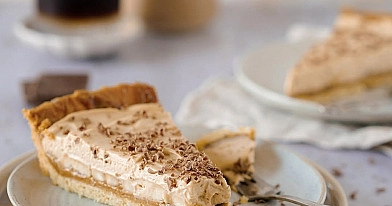 Tarta banoffee na kruchym spodzie z kajmakiem, bananami i kremem