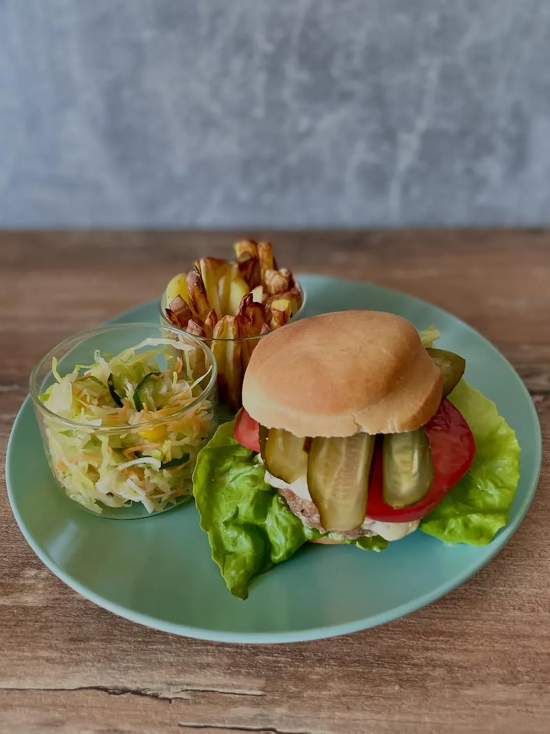Domowy burger z mięsem mielonym, frytkami z airfryera i surówką z kapusty