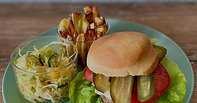 Domowy burger z mięsem mielonym, frytkami z airfryera i surówką z kapusty
