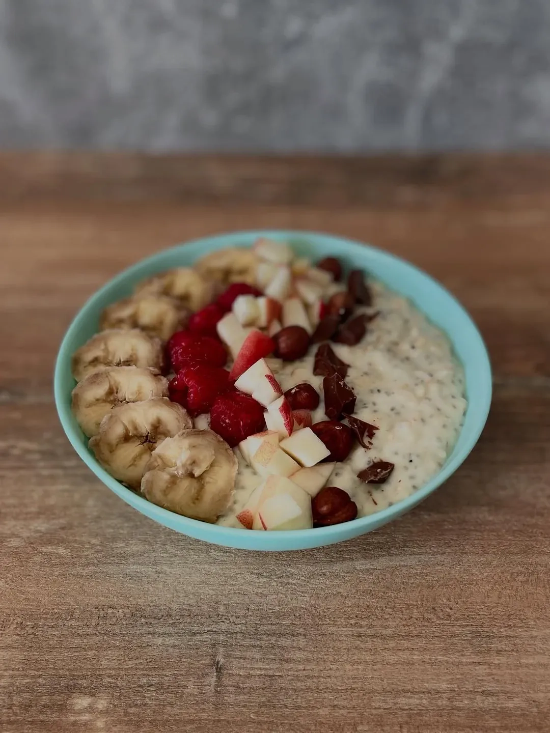 Kremowa owsianka budyniowa z bananem, malinami i gorzką czekoladą