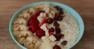 Kremowa owsianka budyniowa z bananem, malinami i gorzką czekoladą